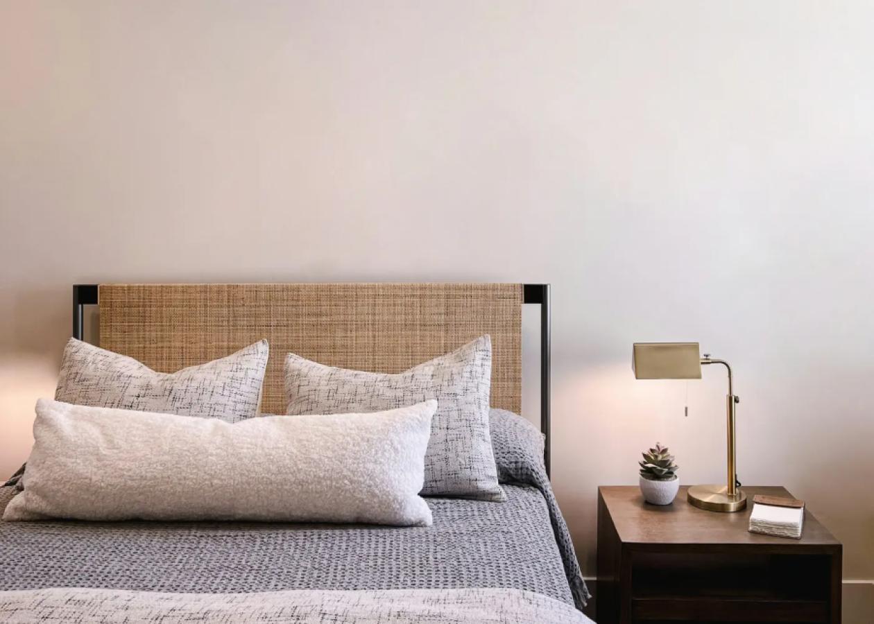 Bedside glow lamp